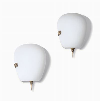 Due Appliques con Struttura in Ottone e Diffusore in Vetro Opalino.