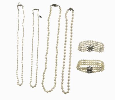 Lotto Composto da Quattro Collane e Due Bracciali con Perle Coltivate