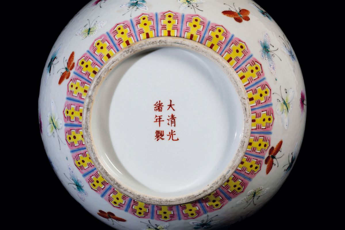 Vaso a Bottiglia in Porcellana Famiglia Rosa con Decoro a Farfalle, Cina, Dinastia Qing, Marchio ...
