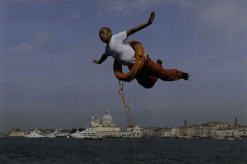 Li Wei (1970) Flying over Venice, 2013  - Asta Fotografia - Cambi Casa d'Aste