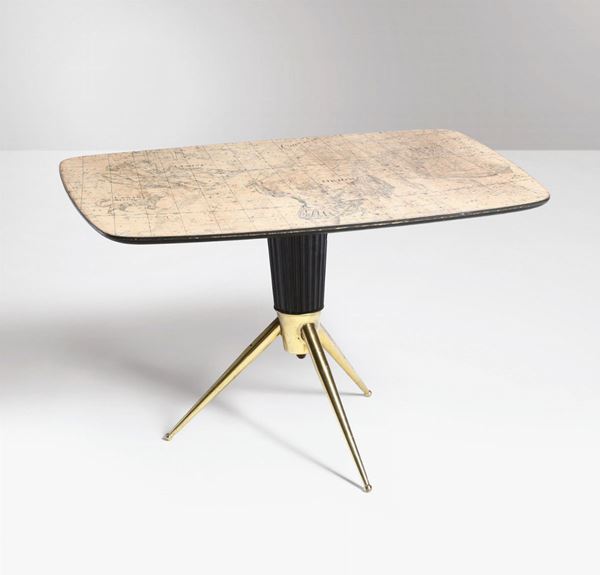 Tavolo basso con struttura in ottone e legno. Piano in legno serigrafato con motivi zodiacali.