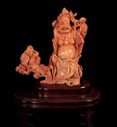 Figura di Budai con Ramo di Pesco Scolpito in Corallo, Cina, Inizio XX Secolo