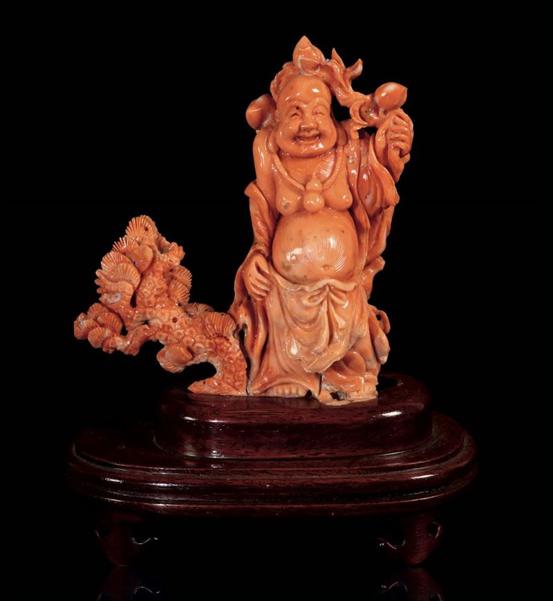 Figura di Budai con ramo di pesco scolpito in corallo, Cina, inizio XX secolo  - Asta Fine Chinese Works of Art - Cambi Casa d'Aste