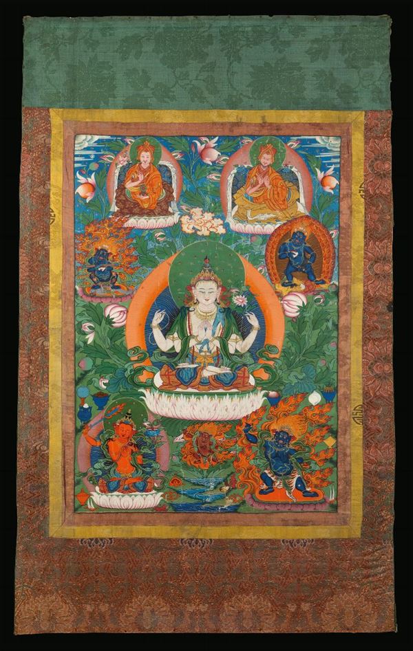 Thangka su seta con figura centrale di Buddha seduto su loto circondato da diverse divinità, Tibet, XIX secolo