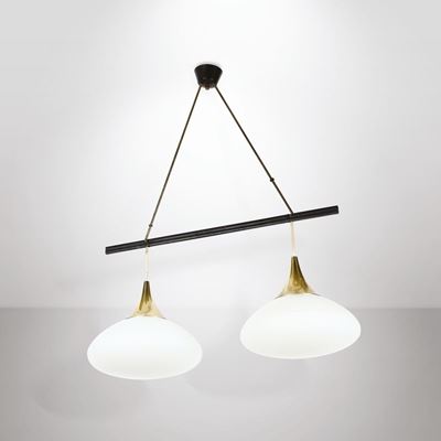 Lampadario con Struttura in Ottone e Diffusori in Vetro Opalino.