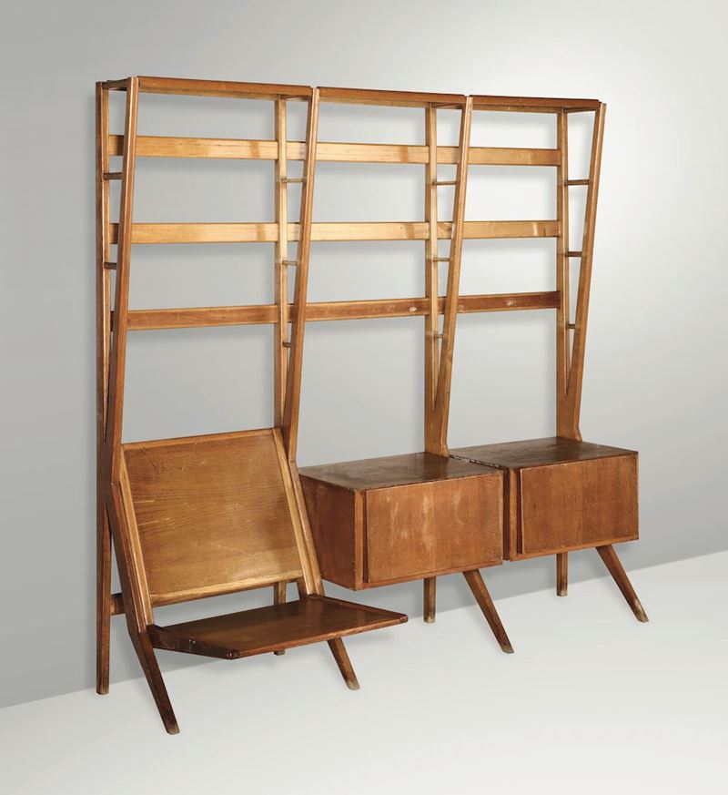 Libreria con seduta a ribalta. Struttura in legno e dettagli in metallo.  - Auction Design - Cambi Casa d'Aste
