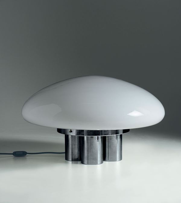Coppia di lampade da tavolo con struttura in metallo cromato e vetro opalino circolare. Prod. Italia, 1970 ca. cm 56x35