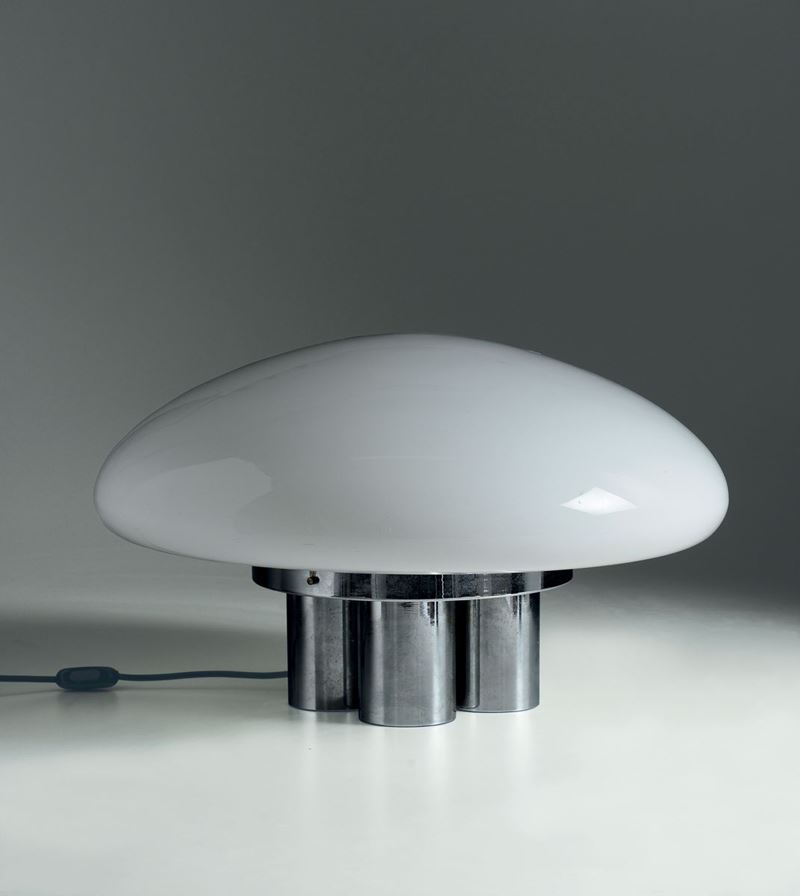 Coppia di lampade da tavolo con struttura in metallo cromato e vetro opalino circolare. Prod. Italia, 1970 ca. cm 56x35  - Asta Design - Cambi Casa d'Aste
