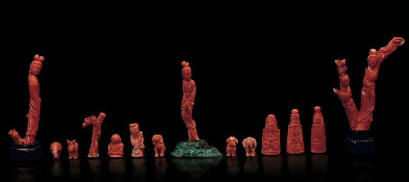 Lotto composto da quattordici figure di dimensioni e soggetti diversi scolpite in corallo, Cina, inizio XX secolo  - Asta Fine Chinese Works of Art - Cambi Casa d'Aste