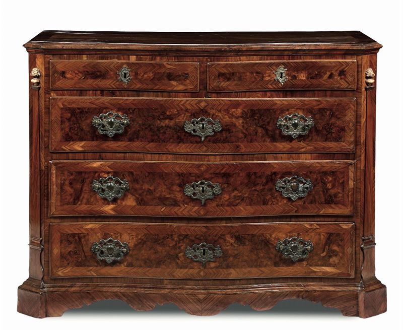 Cassettone lastronato con fronte mosso, XVIII secolo  - Auction Fine Art - Cambi Casa d'Aste
