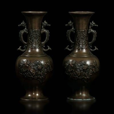 Coppia di Vasi in Bronzo con Decorazioni Floreali a Rilievo e Manici a Guisa di Drago, Giappone, ...