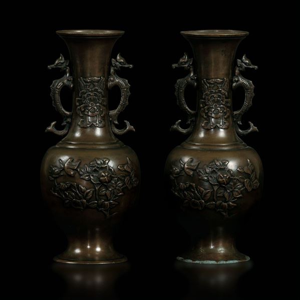 Coppia di vasi in bronzo con decorazioni floreali a rilievo e manici a guisa di drago, Giappone, epoca Meiji, XIX secolo