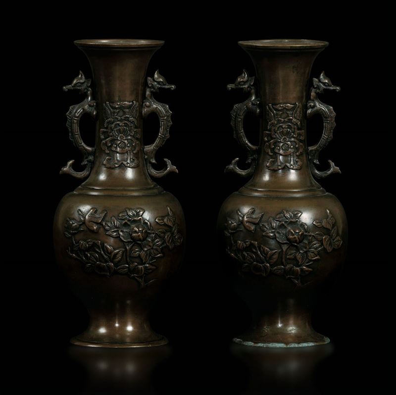 Coppia di vasi in bronzo con decorazioni floreali a rilievo e manici a guisa di drago, Giappone, epoca Meiji, XIX secolo  - Asta Arte Orientale - Cambi Casa d'Aste