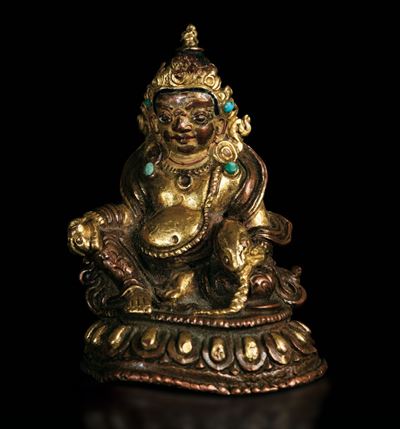 Figura di Sita-jambala Seduto su Fiore di Loto in Bronzo Dorato con Inserti in Turchese, Tibet, X...