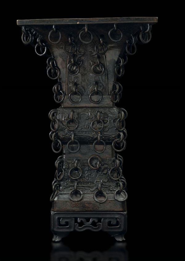 Vaso a tromba in bronzo a sezione quadrata con decoro arcaico e piccoli anelli applicati, Cina, Dinastia Ming, fine XVI secolo