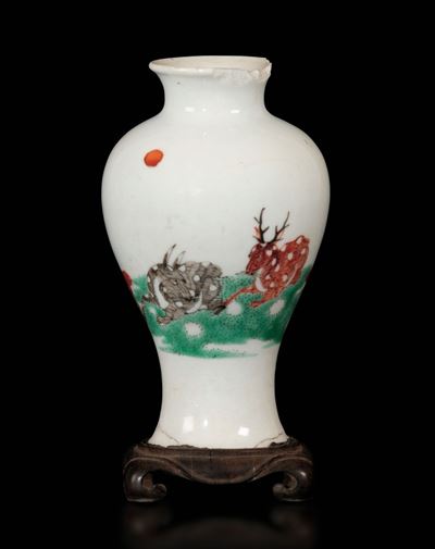 Piccolo Vaso in Porcellana a Smalti Policromi con Figure di Cervi e Iscrizione, Cina, XIX Secolo