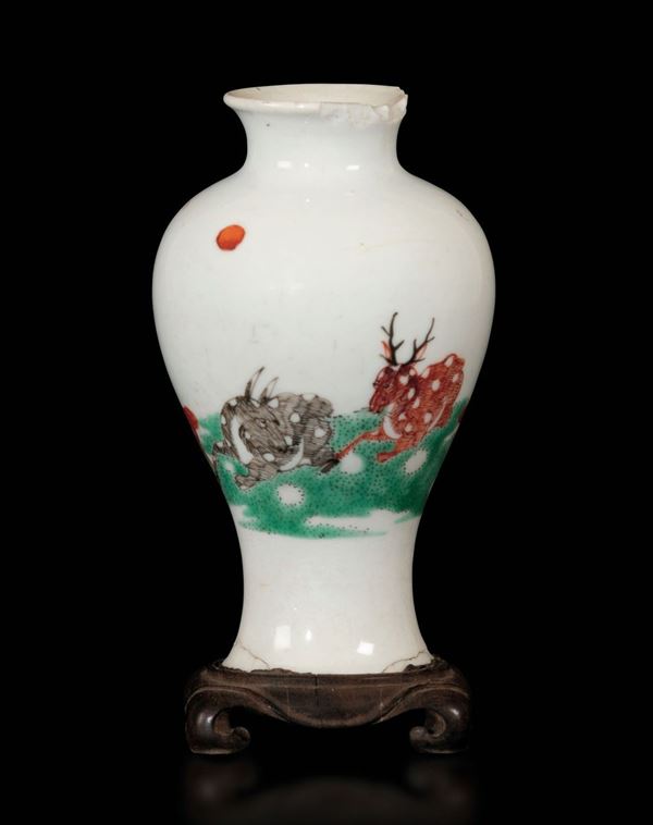 Piccolo vaso in porcellana a smalti policromi con figure di cervi e iscrizione, Cina, XIX secolo