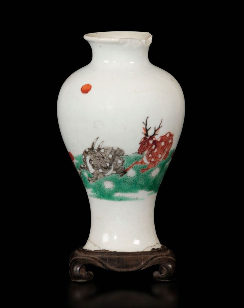 Piccolo vaso in porcellana a smalti policromi con figure di cervi e iscrizione, Cina, XIX secolo  - Asta Arte Orientale - Cambi Casa d'Aste