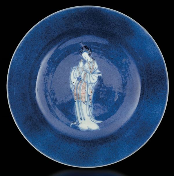 Piatto in porcellana con figura di Guanyin su fondo blu poudre, Cina, Dinastia Qing, epoca Kangxi (1662-1722)