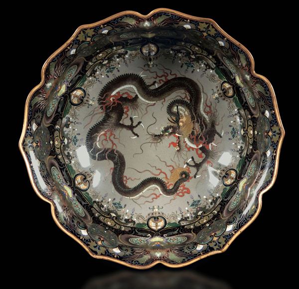 Coppa polilobata a smalti cloisonné con figura di drago e decori floreali in argento, Giappone, epoca Meiji, XIX secolo