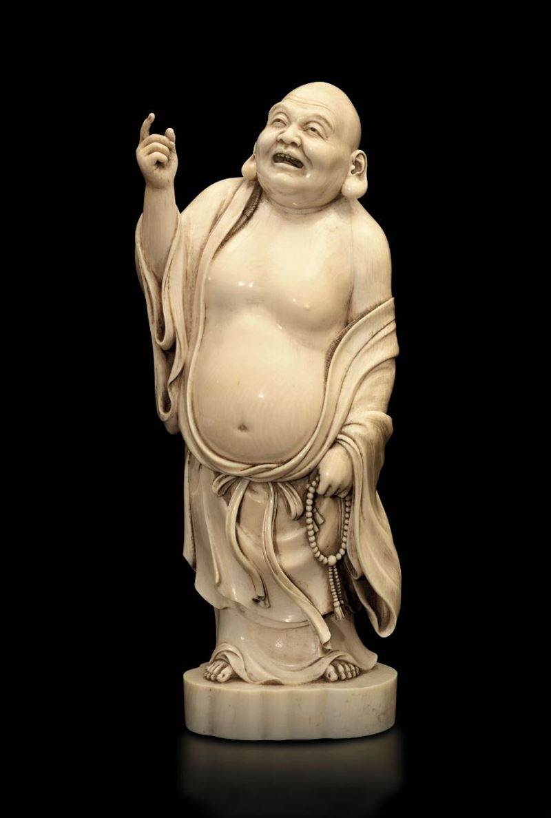 Figura di Budai eretto con collana da preghiera in avorio scolpito, Cina, fine XIX secolo  - Asta Fine Chinese Works of Art - Cambi Casa d'Aste