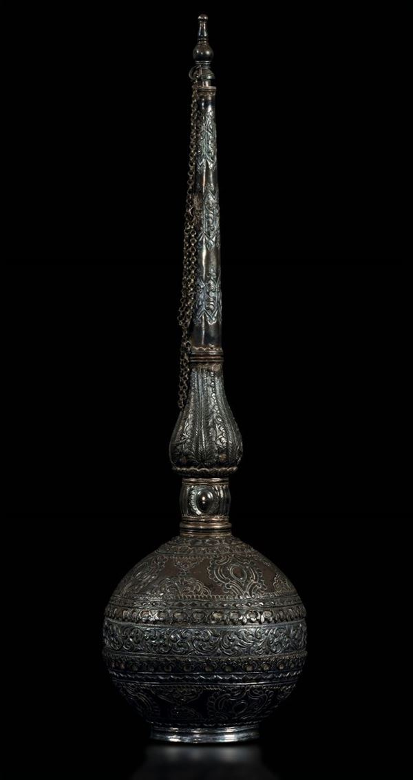 Bottiglia in argento con decori incisi a rilievo, Turchia, XIX secolo