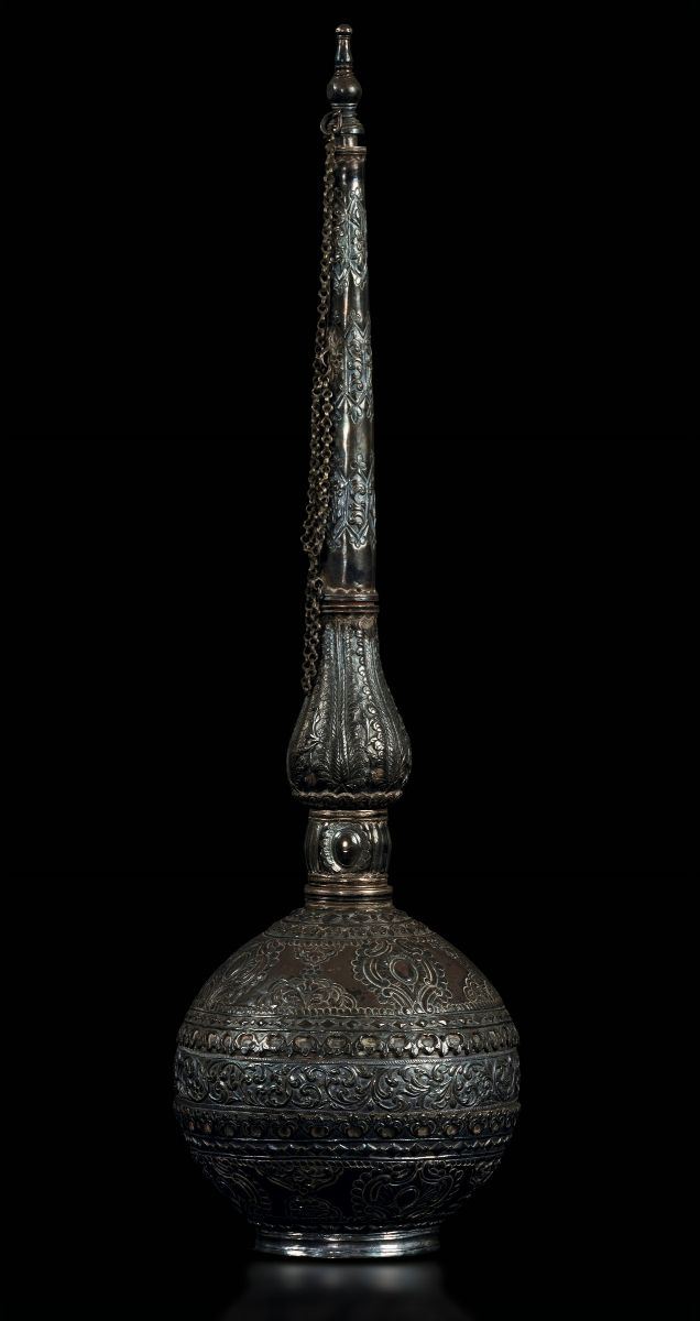 Bottiglia in argento con decori incisi a rilievo, Turchia, XIX secolo  - Asta Fine Chinese Works of Art - Cambi Casa d'Aste