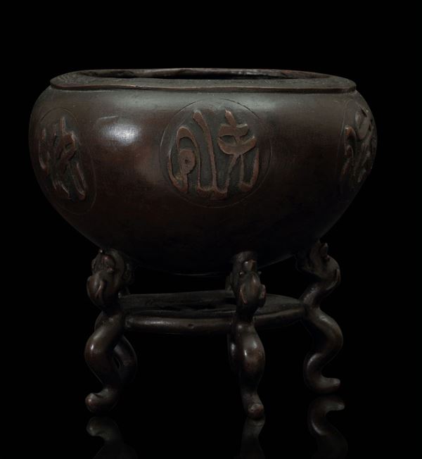 Incensiere circolare in bronzo poggiante su sostegni a foggia di teste di draghi con iscrizione araba a rilievo, Cina, Dinastia Qing, XVIII secolo