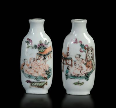 Coppia di Snuff Bottles in Porcellana Policroma con Scene Erotiche, Cina, Fine XIX Secolo