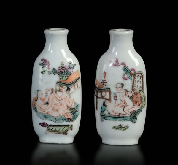 Coppia di snuff bottles in porcellana policroma con scene erotiche, Cina, fine XIX secolo
