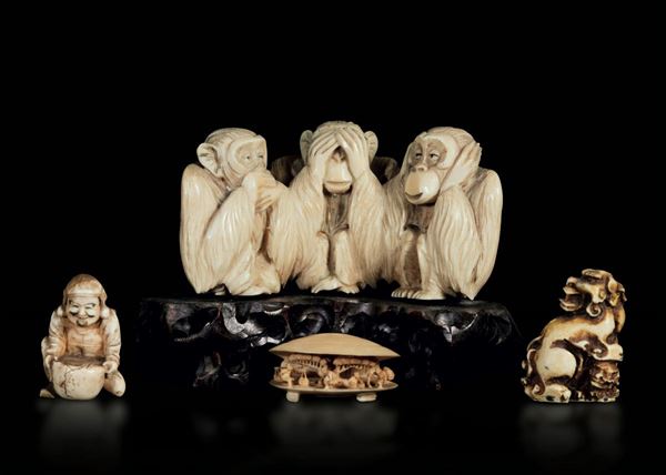 Lotto composto da gruppo raffigurante tre scimmie, una conchiglia e una coppia di netzke in avorio, Cina e Giappone, inizio XX secolo