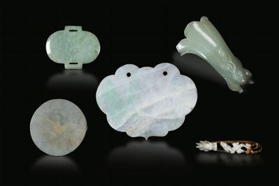 Lotto Composto da Fibbia, Placca da Specchio, Due Placche e Fiore in Giada Celadon, Giadeite e Gi...