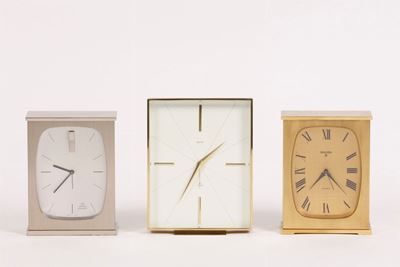 Set di 3 Pendolette da Scrivania, Due in Ottone Dorato e una in Metallo. Realizzate nel 1960 Circ...