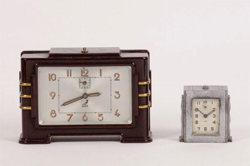 JAZ : JAZ, set di 2 pendolette da scrivania, in metallo e bakelite.  - Auction Watches | Timed Auction - Cambi Casa d'Aste