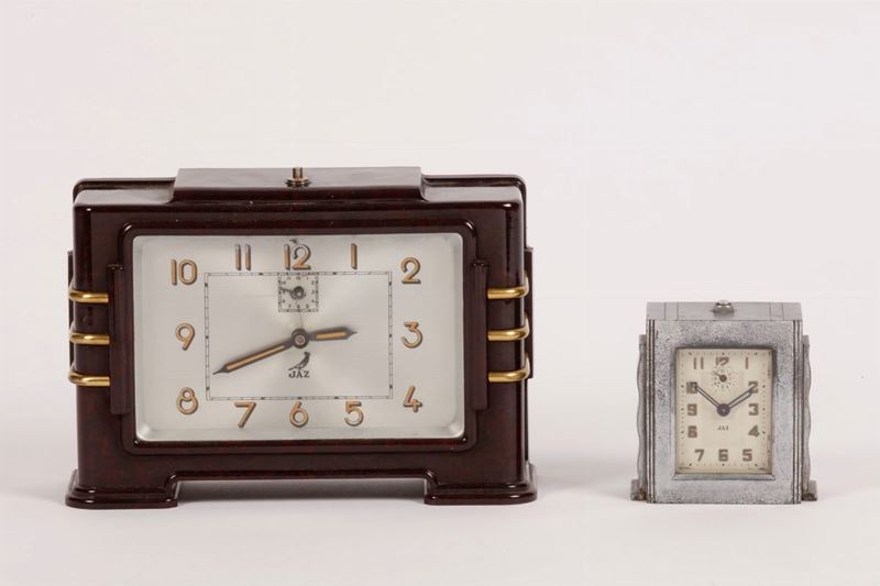 JAZ : JAZ, set di 2 pendolette da scrivania, in metallo e bakelite.  - Asta Orologi | Cambi Time - Cambi Casa d'Aste
