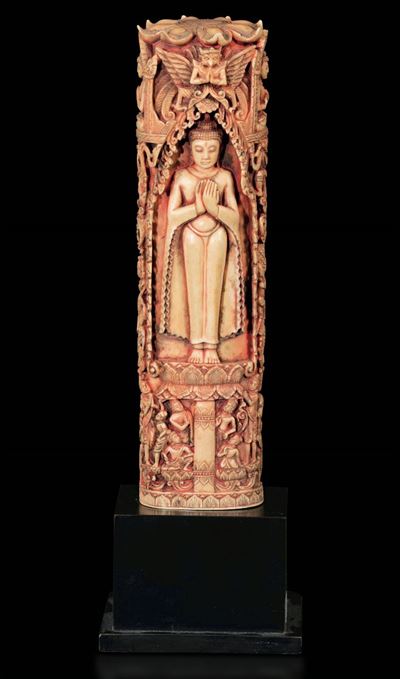 Stupa Votivo con Figure di Buddha Stante su Fiore di Loto Entro Nimbo in Avorio Intagliato con Tr...
