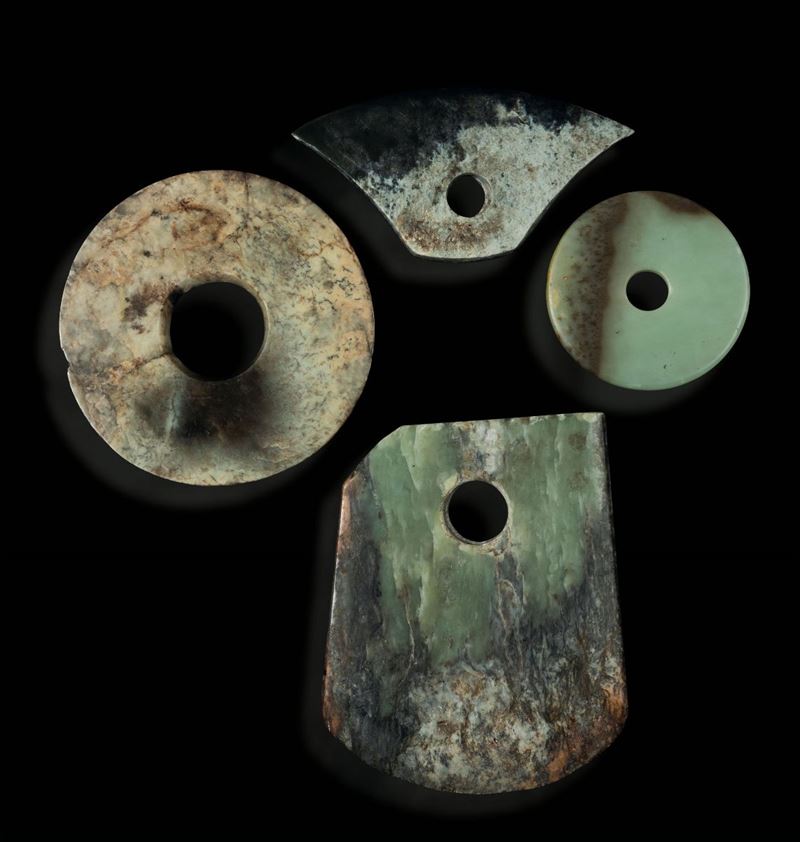 Lotto composto da due dischi Bi e altri due oggetti di diverse dimensioni in giada con russet, Cina, probabilmente arcaica  - Asta Fine Chinese Works of Art - Cambi Casa d'Aste