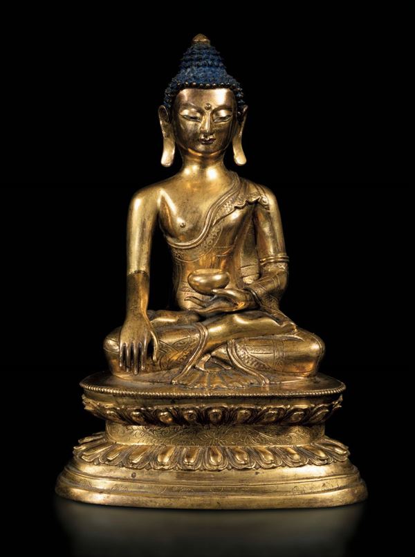 Figura di Buddha Sakyamuni seduto su doppio fiore di loto in bronzo dorato con tracce di policromia, Cina, XIX secolo