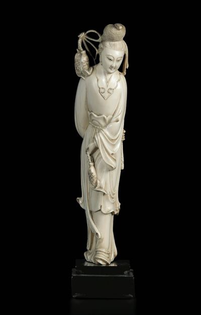Figura di Pescatrice Scolpita in Avorio, Cina, Inizio XX Secolo