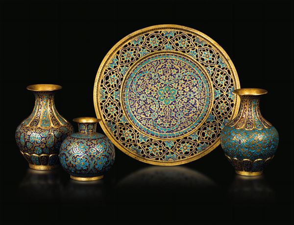 Lotto composto da vassoio e tre piccoli vasi di forme diverse in metallo dorato e decoro floreale a smalti, Turchia, XIX secolo
