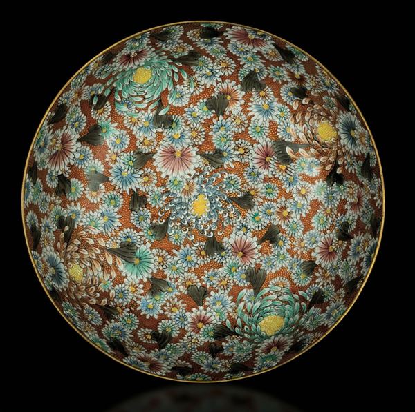 Ciotola circolare in ceramica Kutani con ricco decoro floreale, Giappone, epoca Meiji, XIX secolo