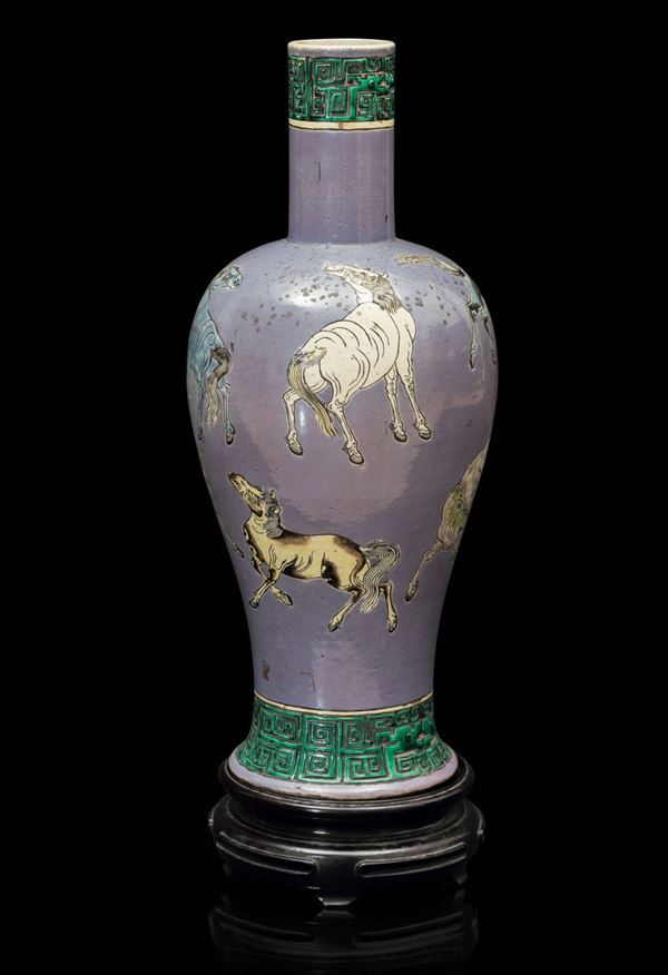 Vaso in porcellana a smalti policromi con figure di cavalli su fondo lilla e decoro geometrico, Cina, Dinastia Qing, epoca Guangxu (1875-1908)