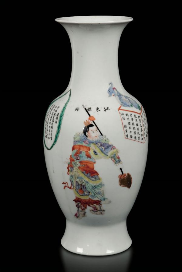 Vaso in porcellana a smalti policromi con figura di guerriero, dignitari e iscrizioni, Cina, Dinastia Qing, epoca Guangxu (1875-1908)