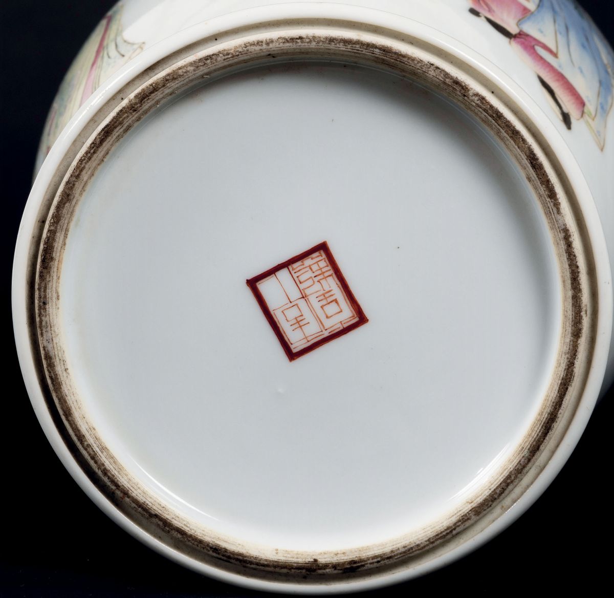 Vaso in Porcellana a Smalti Policromi con Figura di Guerriero, Dignitari e Iscrizioni, Cina, Dina...