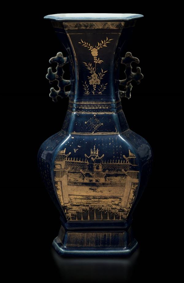 Vaso a doppia ansa in porcellana blu lumeggiata in oro con raffigurazione del palazzo imperiale, decori floreali e iscrizioni, Cina, Dinastia Qing, epoca Jiaqing  (1796-1820)