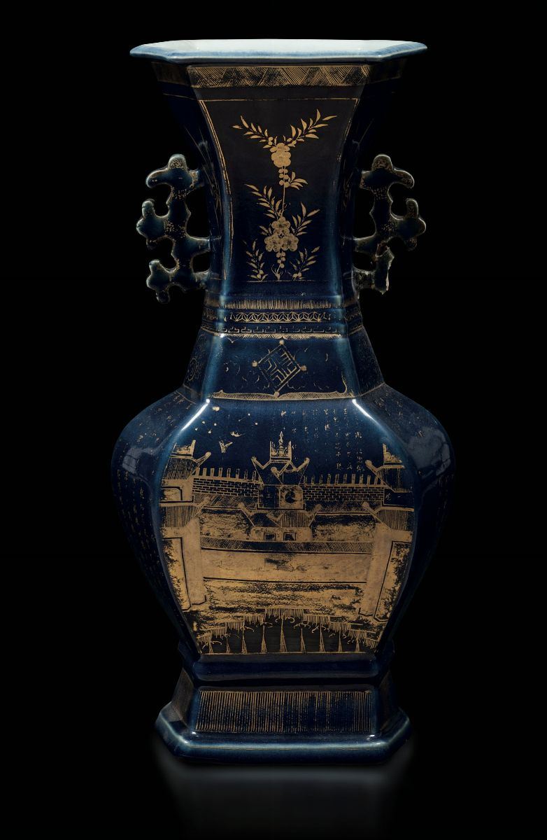 Vaso a doppia ansa in porcellana blu lumeggiata in oro con raffigurazione del palazzo imperiale, decori floreali e iscrizioni, Cina, Dinastia Qing, epoca Jiaqing  (1796-1820)  - Asta Fine Chinese Works of Art - Cambi Casa d'Aste