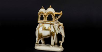 Figura di Elefante con Portantina sul Dorso in Marmo e Dettagli Dorati, India, XIX Secolo