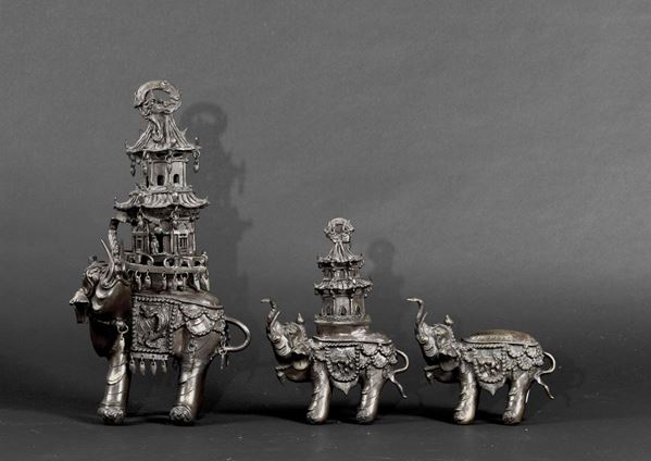 Lotto composto da tre incensieri in bronzo con elefanti e pagode, Giappone, XIX secolo