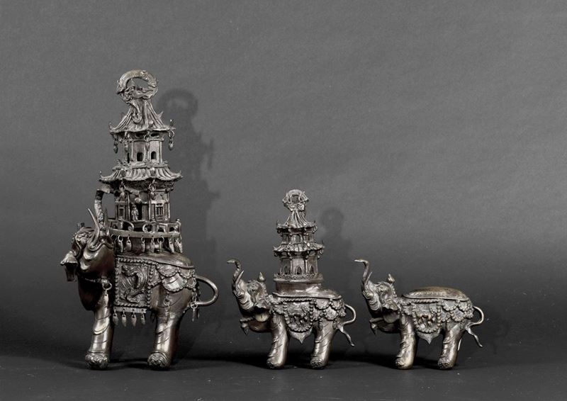 Lotto composto da tre incensieri in bronzo con elefanti e pagode, Giappone, XIX secolo  - Asta Arte Orientale - Cambi Casa d'Aste