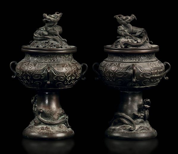 Coppia di incensieri con coperchio in bronzo con draghi a rilievo e decori di ispirazione arcaica, Cina, metà XIX secolo